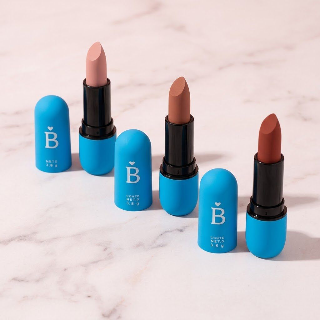 Labial mate Bell&eacute; Gr&acirc;ce tres tonos nude caramelo terracota Click & Go sobre superficie m&aacute;rmol rosado